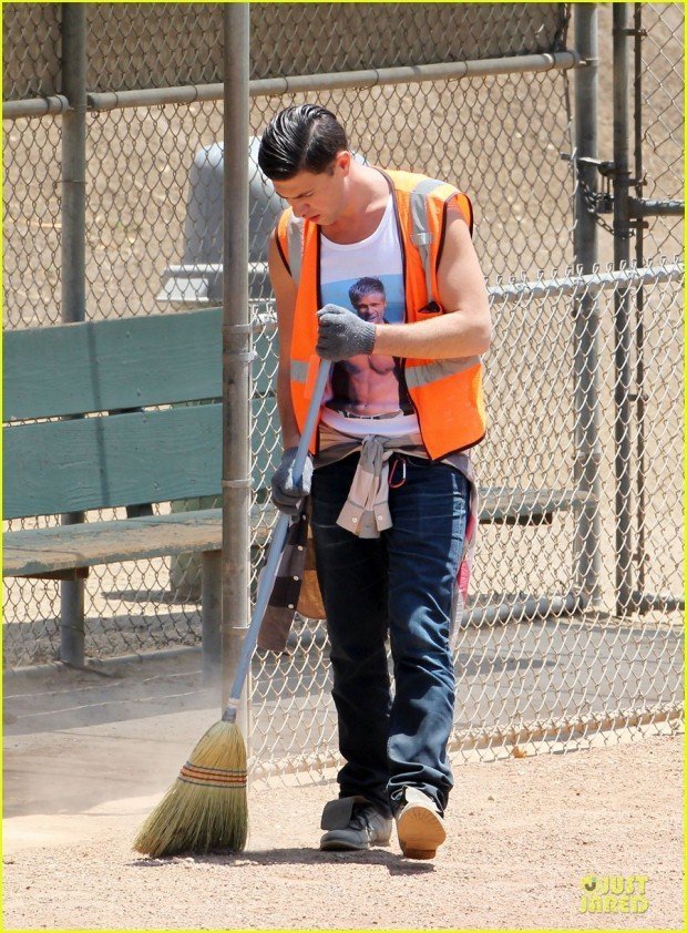 vatalii-sediuk-wears-brad-pitt-t-shirt-to-do-community-service-05