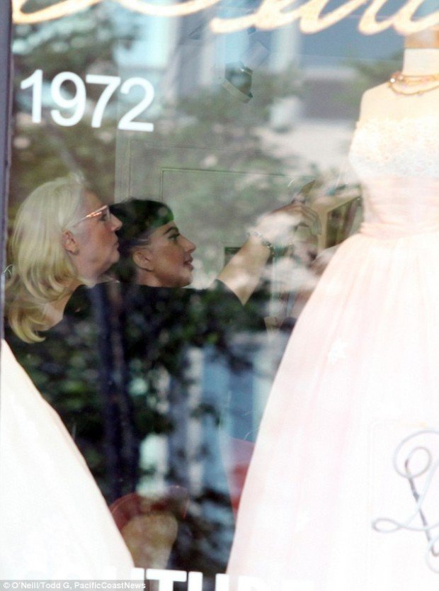 article-2683737-1F74CBDC00000578-484_634x853