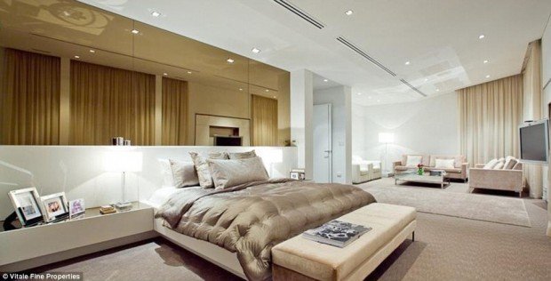 1409268263893_wps_56_Kim_and_Ines_Ledger_selli