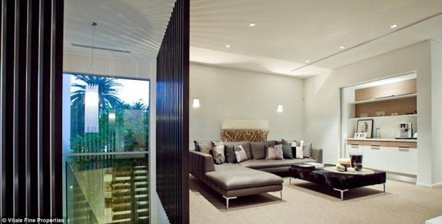 1409268292364_wps_58_Kim_and_Ines_Ledger_selli