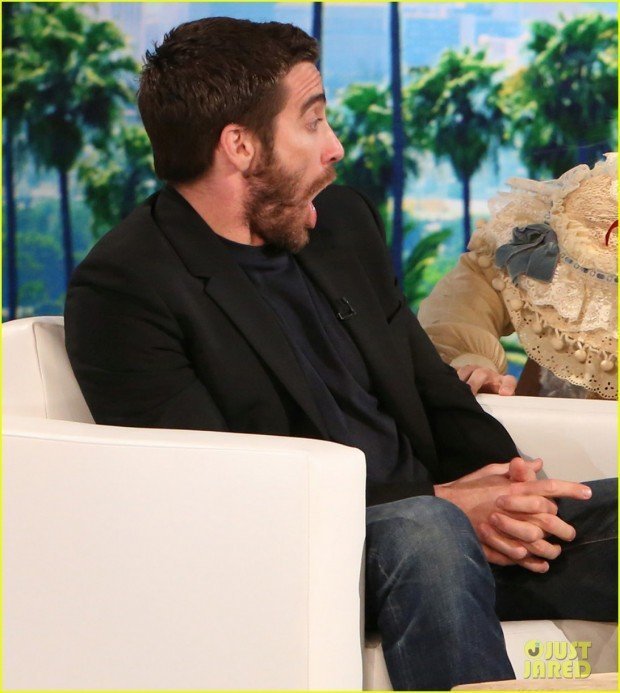 jake-gyllenhaal-face-is-priceless-during-ellen-show-04