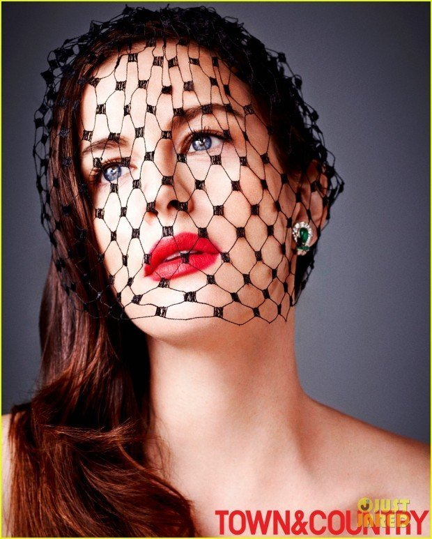 liv-tyler-covers-town-country-december-2014-04