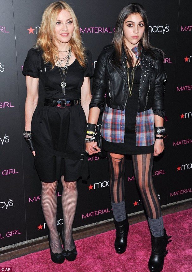 article-1314517-0B4FE40B000005DC-130_634x900