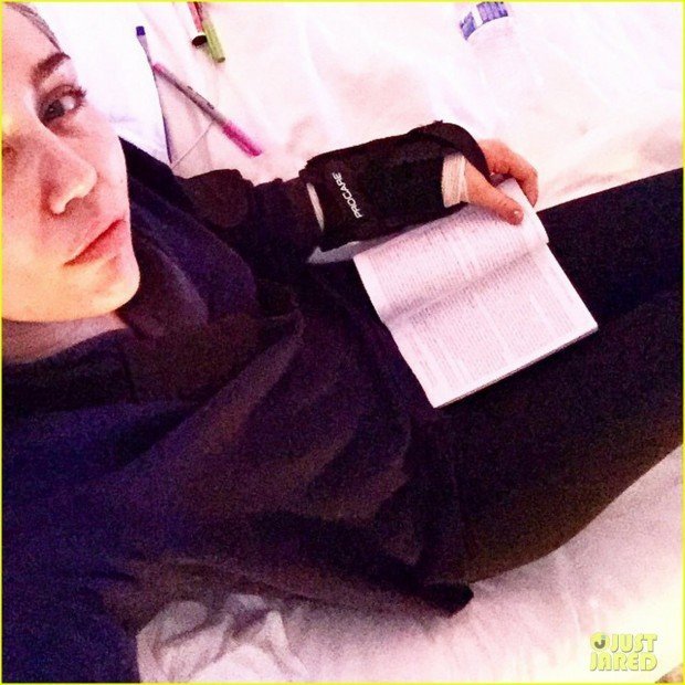 miley-cyrus-hospitalized-for-wrist-injury-01