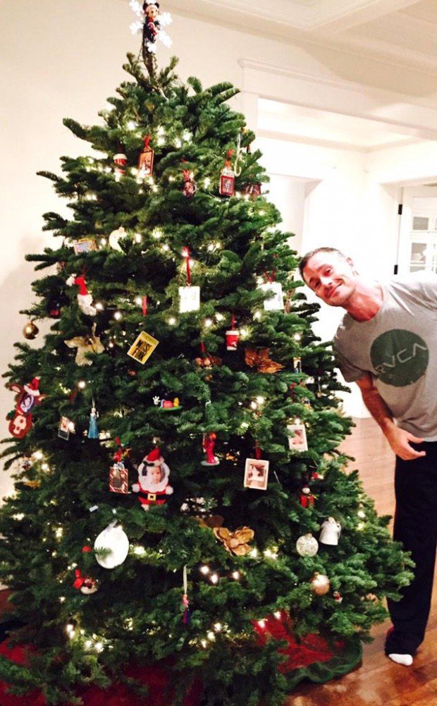 rs_634x1024-141217120956-634.Freddie-Prinz-Jnr-Christmas-Tree.jl.121714