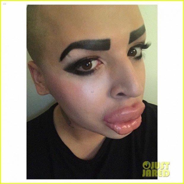 this-man-paid-to-look-like-kim-kardashian-02