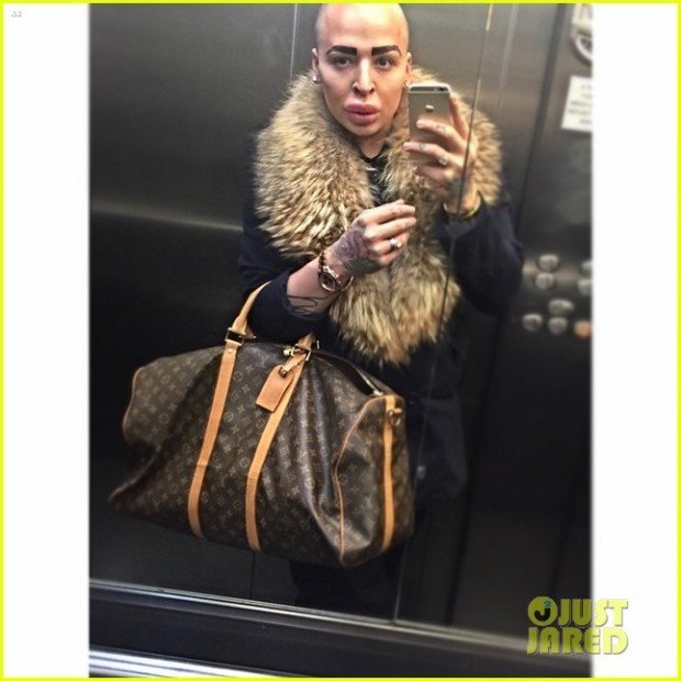 this-man-paid-to-look-like-kim-kardashian-05