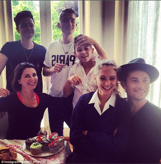 2460709E00000578-2928231-image-a-90_1422363621065