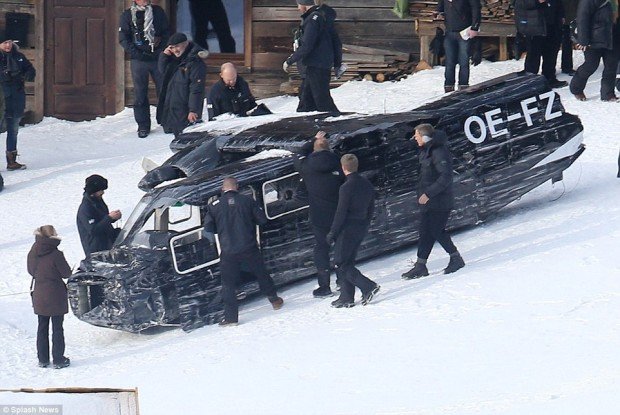 24B8E57800000578-2911841-Close_inspection_The_crew_were_pictured_giving_the_British_actor-a-9_1421351736979