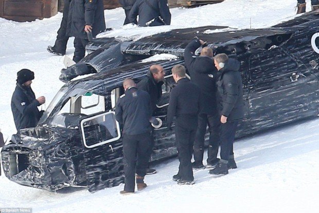 24B8E77600000578-2911841-Well_informed_Daniel_looked_on_curiously_as_he_was_shown_the_ins-a-10_1421351736988