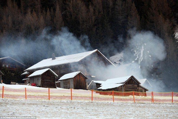 24B9D71D00000578-2911841-House_on_fire_The_smoky_scene_is_sure_to_play_a_key_part_in_the_-a-22_1421351737096