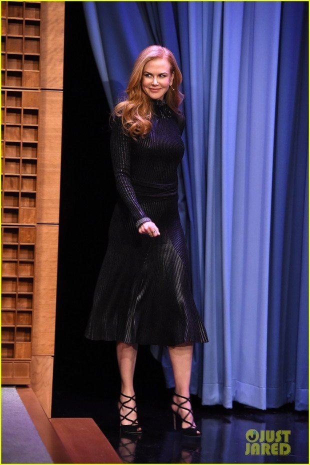 nicole-kidman-gets-behind-jimmy-fallons-tonight-show-desk-04