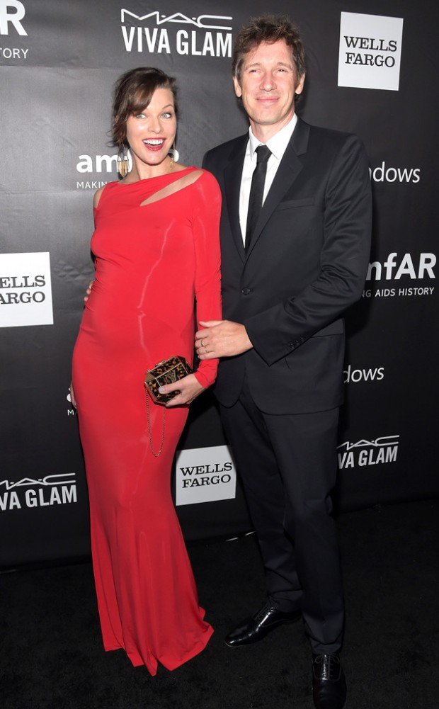 rs_634x1024-141029202332-634.Milla-Jovovich-Paul-W.S.-Anderson-amfAR-Inspiration-Gala.ms.102914