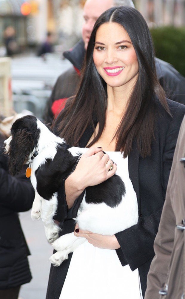 rs_634x1024-150115114901-634.Olivia-Munn-Dog-JR-11515