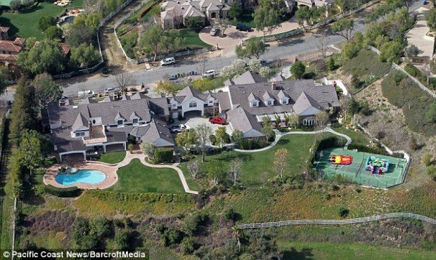 2548E3D400000578-2937349-image-a-32_1422929596993