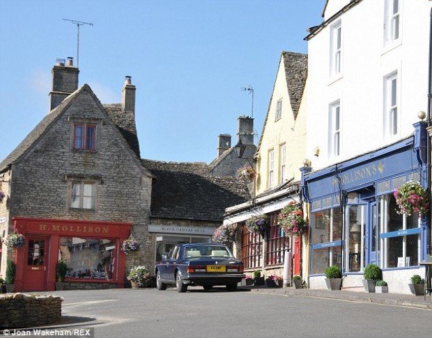 article-2715219-203BD7EE00000578-252_634x497