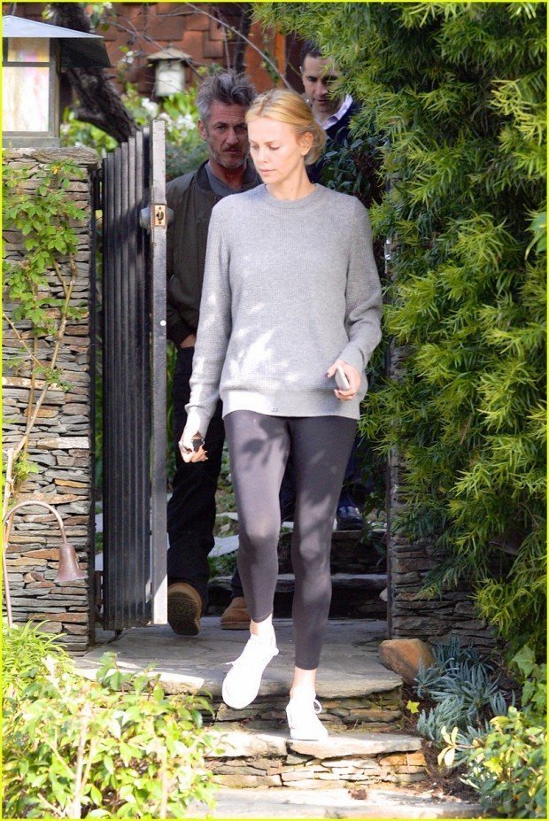 charlize-theron-sean-penn-go-house-hunting-together-02