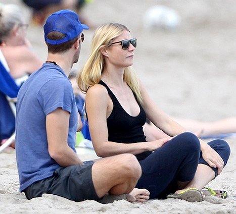 gwyneth-paltrow-chris-martin-beach-inline