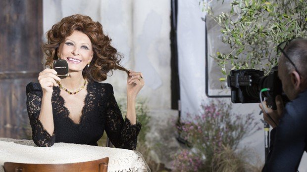 http://www.starslife.ru/wp-content/uploads/2015/09/dolce-and-gabbana-sophia-loren-lipstick-n1-makeup-ad-campaign-backstage-1-620x348.jpg