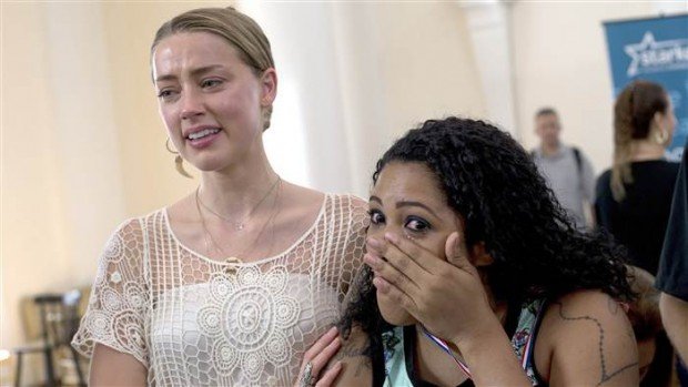 johnny-depp-amber-heard-hearing-aids-today-150925-05_4efd877270379c218ef92d56cc4083f0.today-inline-large