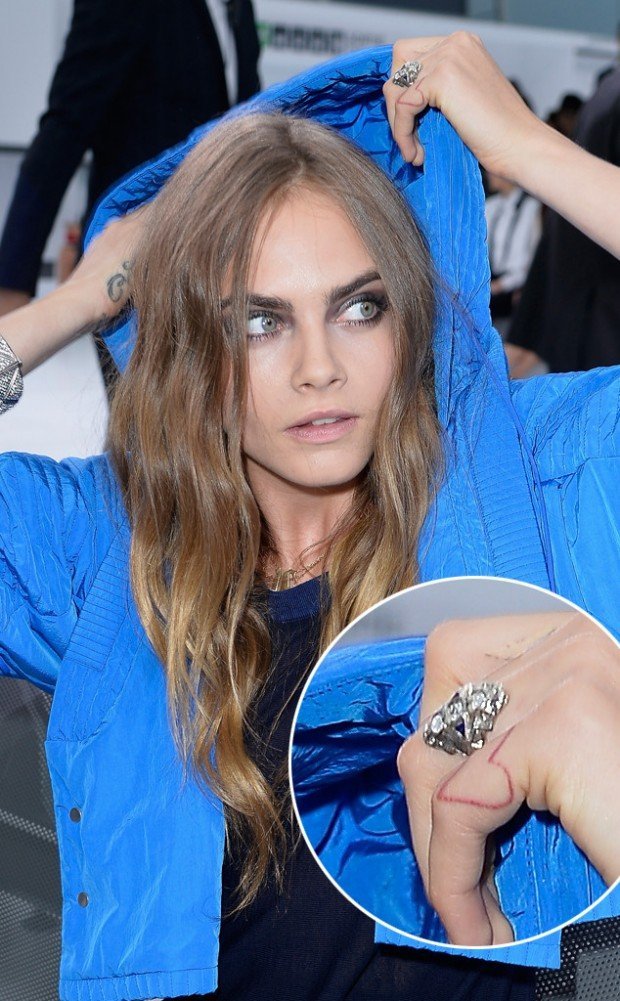 rs_634x1024-151006142943-634-cara-delevingne-ring-.ls.10615