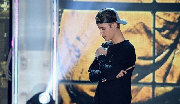 Justin-Bieber-Tributes-Paris-Terror-Victims-After-Halo-Award-Win-Leads-Prayer-At-LA-940x545