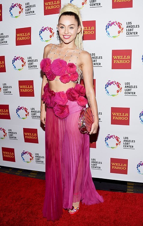 miley-cyrus-licks-piano