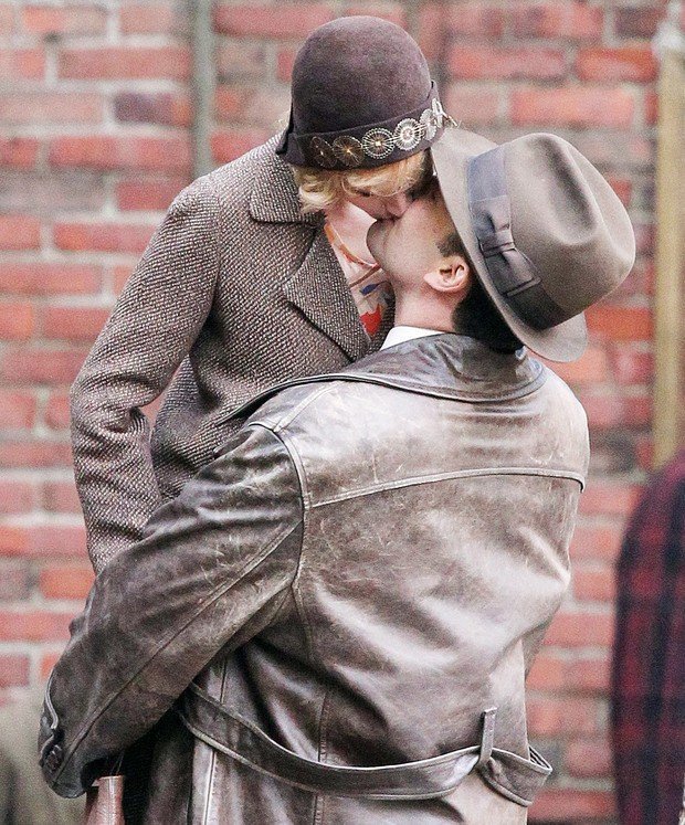 ben-affleck-sienna-miller-kissing-zoom-b0a1ca16-8ad1-4036-bbe5-294be42e3c4c