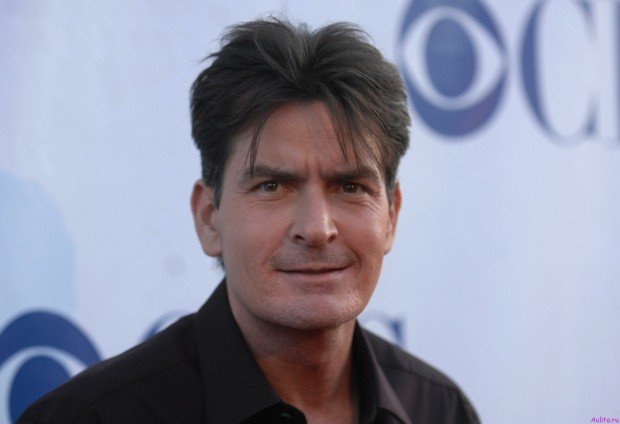 Чарли Шин прекратил принимать лекарства от ВИЧ