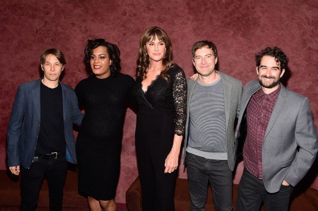 Отчим Ким Кардашьян пришел в театр в кружевном комбинезоне