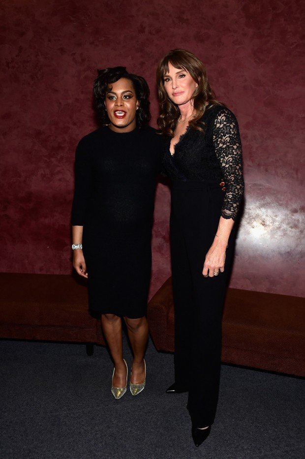 Отчим Ким Кардашьян пришел в театр в кружевном комбинезоне