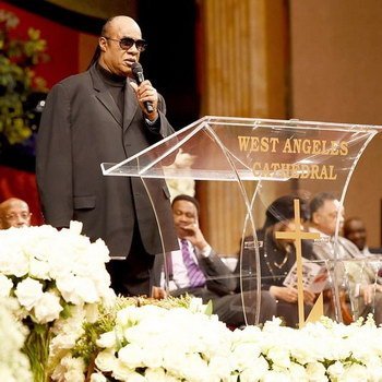 Друзья и семья проводили Натали Коул в последний путь