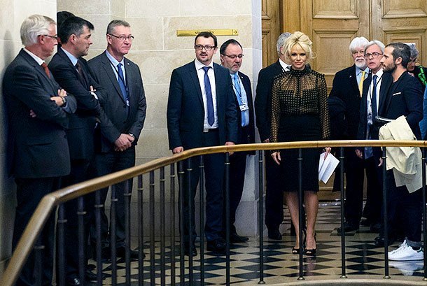 Памела Андерсон выступила в защиту гусей и уток во французском парламенте