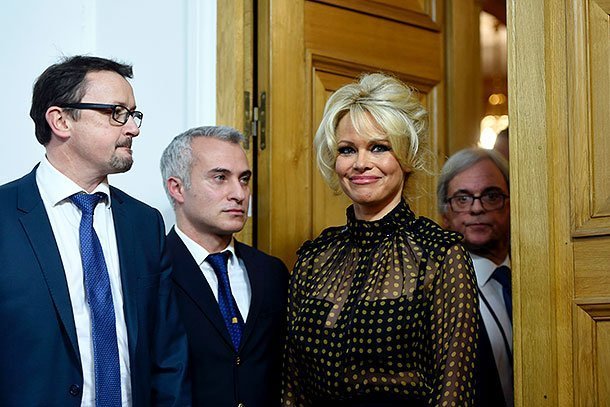 Памела Андерсон выступила в защиту гусей и уток во французском парламенте