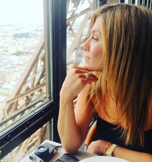 Теру опубликовал редкий кадр Энистон