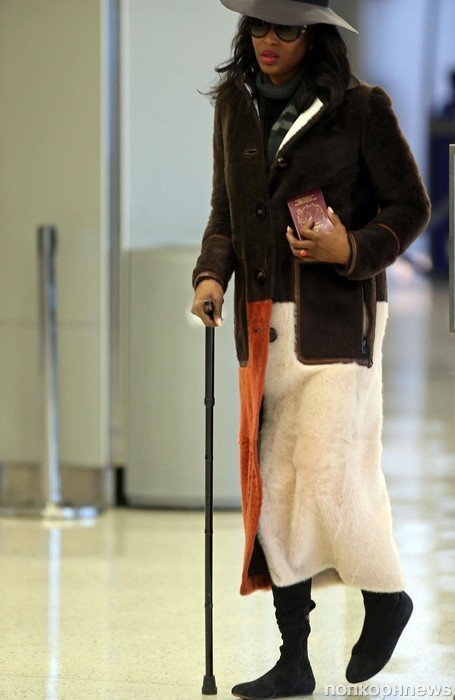Наоми Кэмпбелл замечена в аэропорту с инвалидной тростью