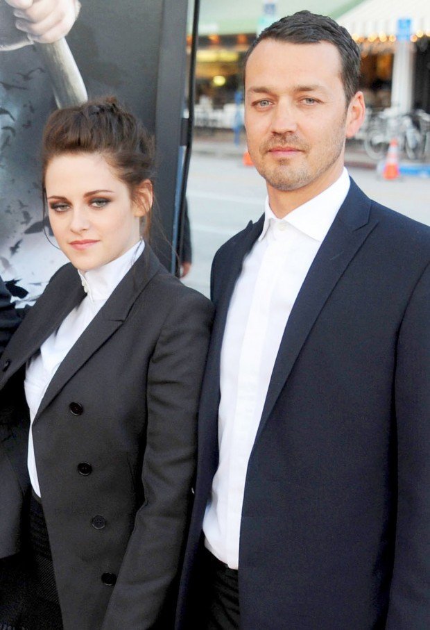 145432190_kristen-stewart-rupert-sanders--zoom-a77c58b1-e8a8-4eec-9ad6-50296b1660d5 (1)