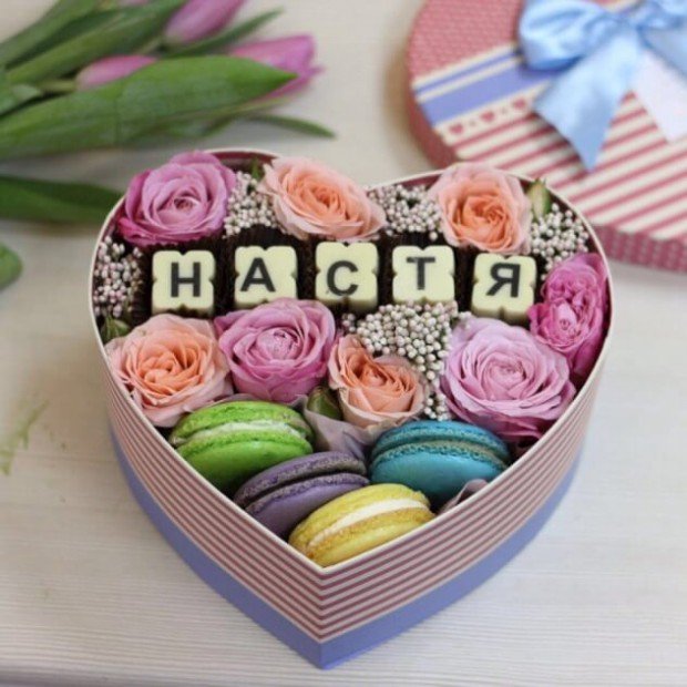 Коробка с цветами и конфетами от flowwow.com