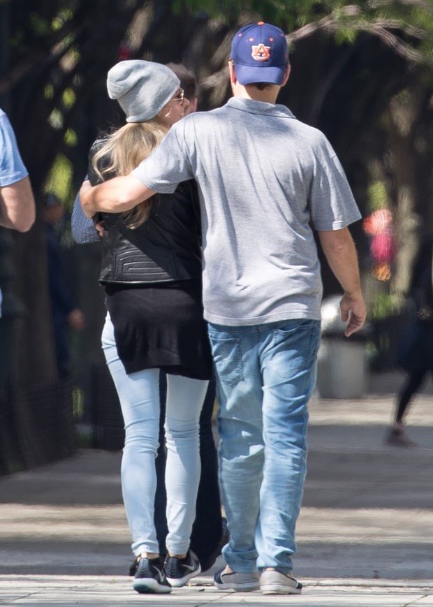 leonardo-dicaprio-mystery-woman-aa105740-3a2c-48eb-8233-35780c2e2bb8