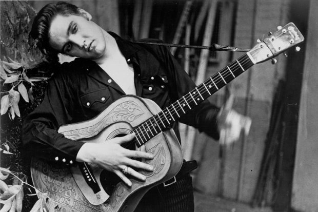 Elvis-Presley-with-acoustic-guitar-565016