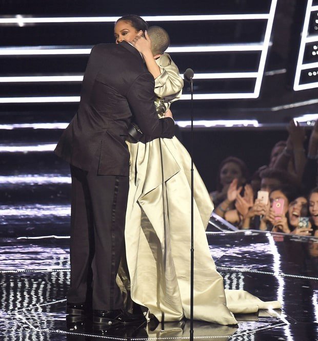 rihanna-drake-2-24ce7504-38ad-45e1-8903-f06f9594d608