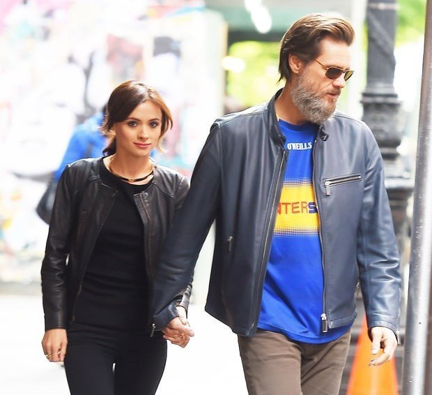 jim-carrey-and-cat-55d731e3-b260-4f51-9395-33b5c2fc6125