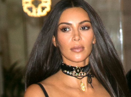 http://www.starslife.ru/wp-content/uploads/2016/10/Kim-Kardashian-Paris-Gun-Robbed-Jewelry-Cell-Phone-pp.jpg