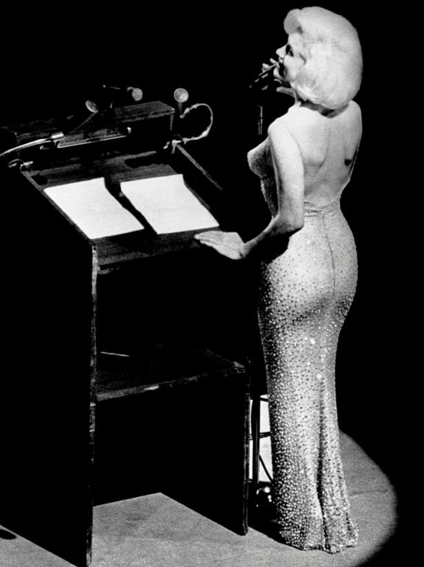 http://www.starslife.ru/wp-content/uploads/2016/11/Marilyn-Monroe-Singing-Happy-Birthday-to-JFK.jpg