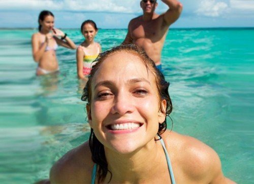 Дженнифер Лопес отпраздновала 49-летие на пляжной вечеринке