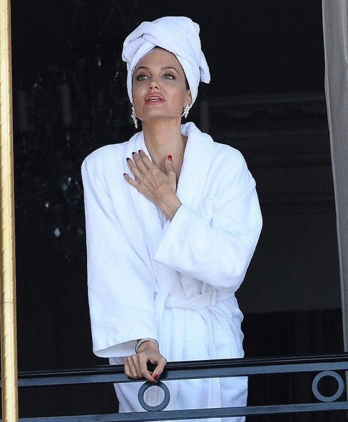 Анджелина Джоли в Париже: реклама Guerlain и прогулка с крестной мамой