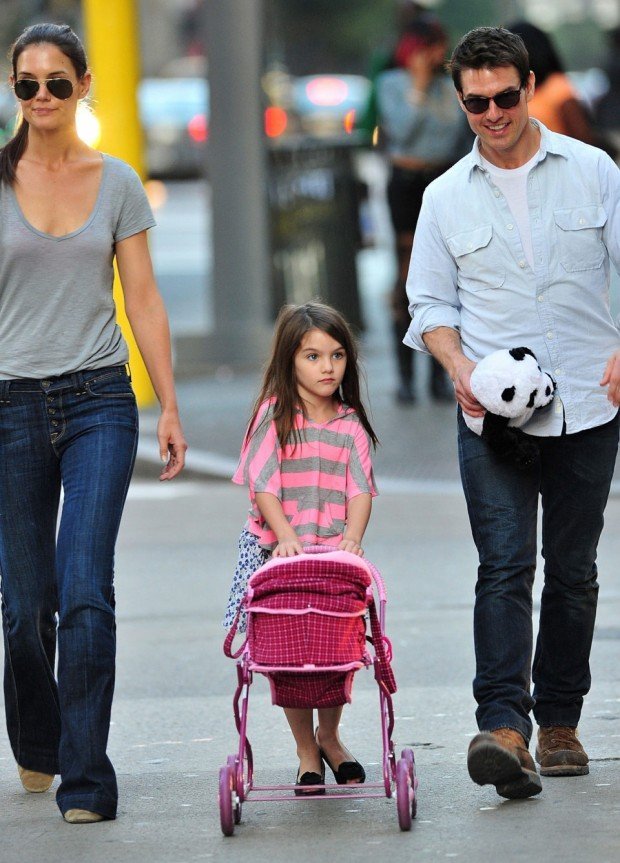 PITTSBURGH, PA - OCTOBER 08: Katie Holmes, Suri Cruise and Tom Cruise seen on the streets of Pittsburgh on October 8, 2011 in Pittsburgh, Pennsylvania. (Photo by James Devaney/WireImage)