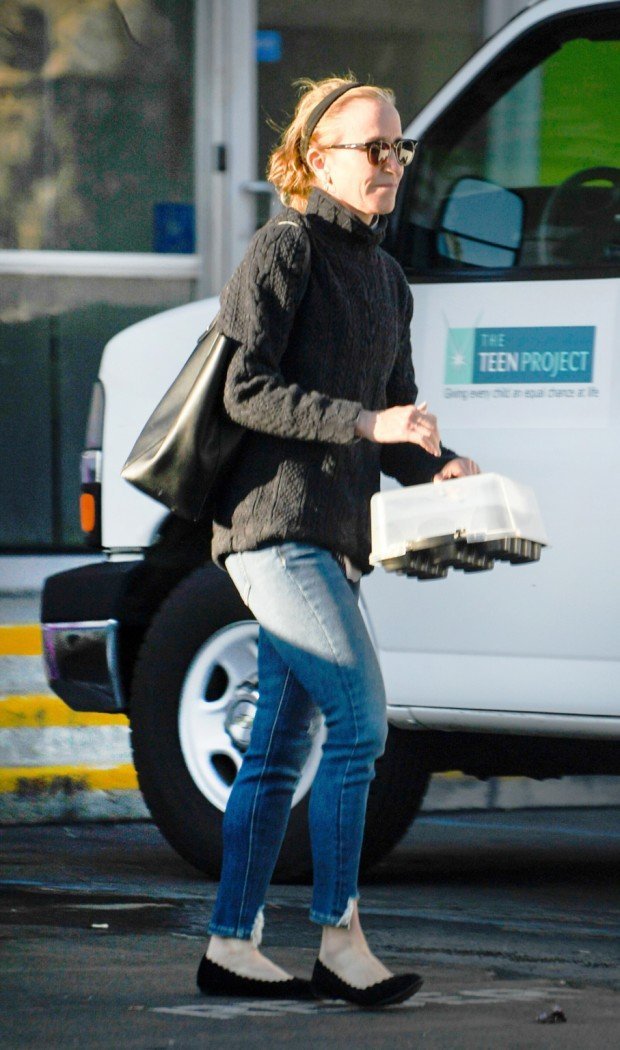 Felicity Huffman begins her community service