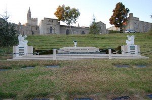 800px-Aimee_Semple_McPherson_grave_at_Forest_Lawn_Cemetery_in_Glendale,_California