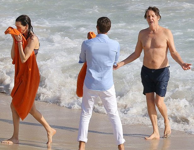 article-2530175-1A4FD88C00000578-486_634x522